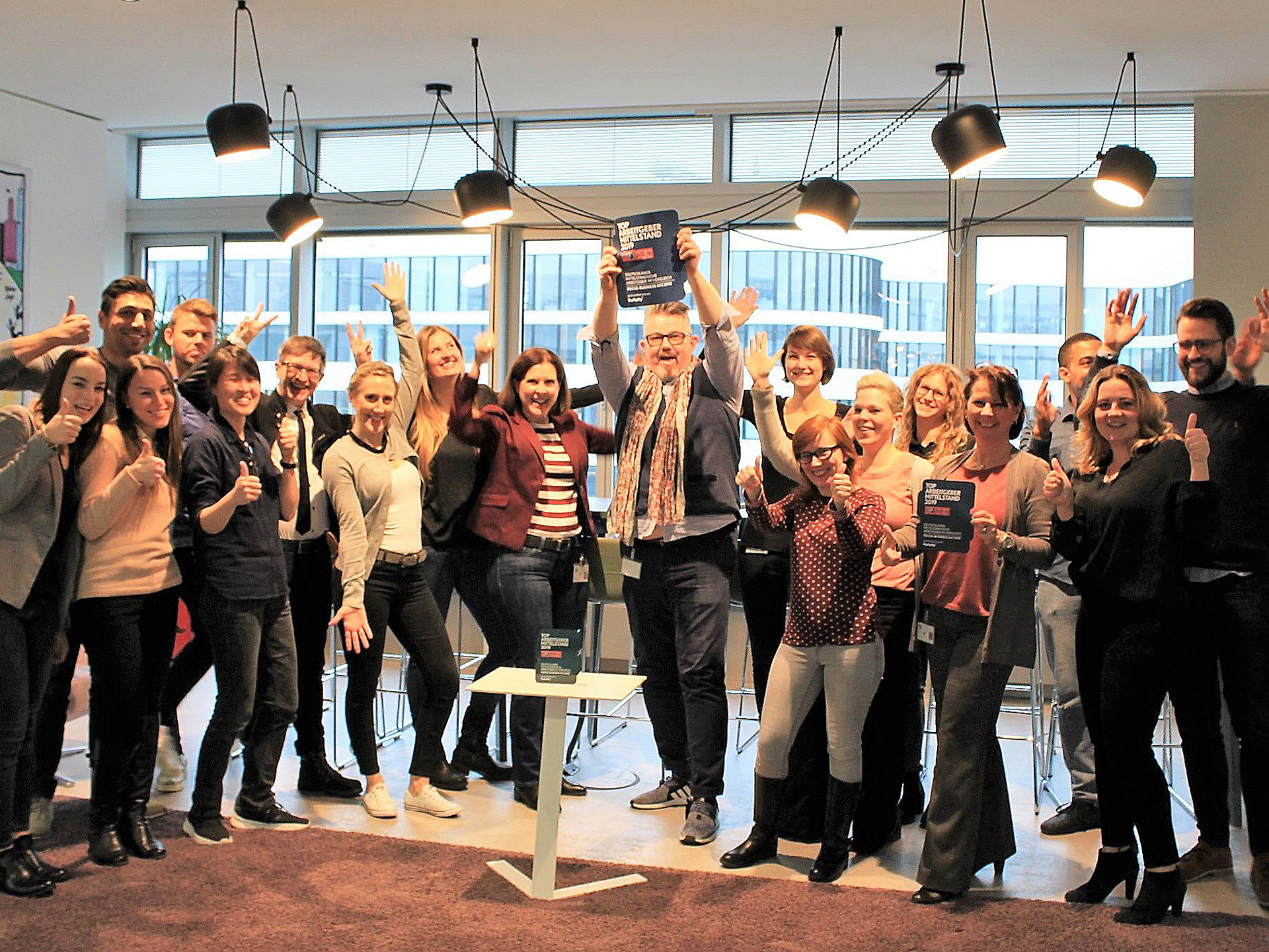 VDI-Wissensforum Empolyees with CEO Timo Taubitz, happy about the “TOP SME EMPLOYER 2019” award 