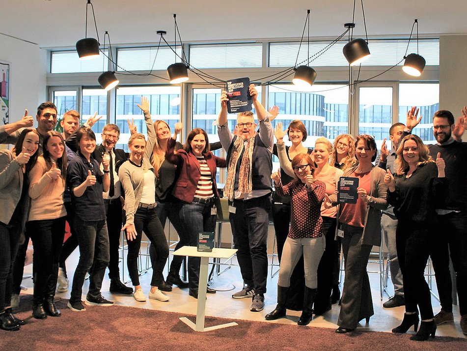 VDI-Wissensforum Empolyees with CEO Timo Taubitz, happy about the “TOP SME EMPLOYER 2019” award 